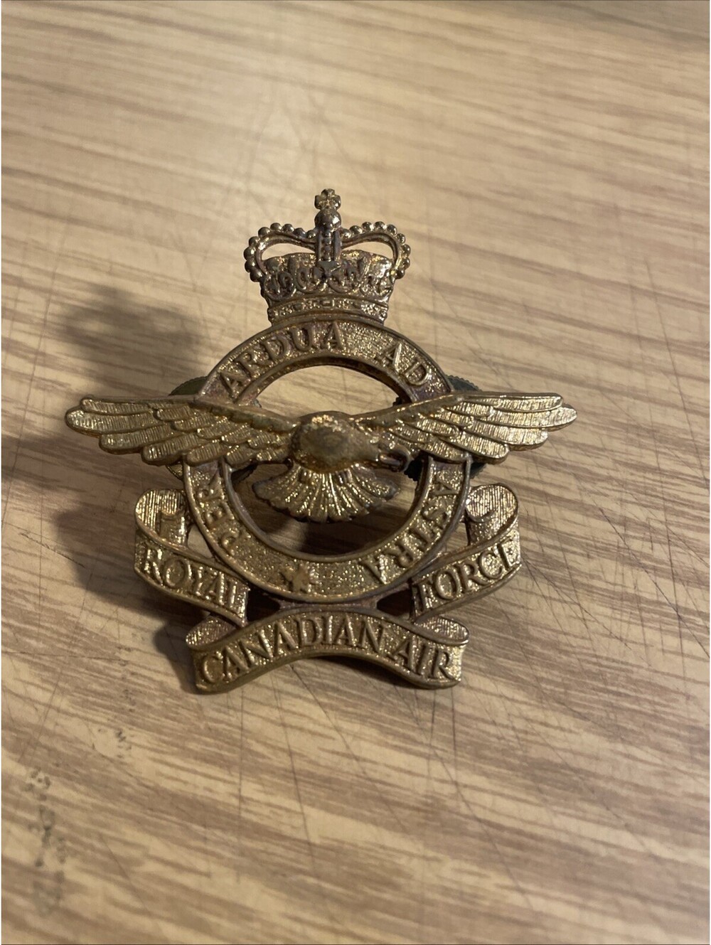 CANADA QUEEN'S CROWN RCAF ROYAL CANADIAN AIR FORCE CAP BADGE